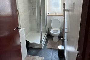 Shower, hair dryer, towels - House - Sleeps 10 - Honor Oak Park Station 2 Mins Walk (London)