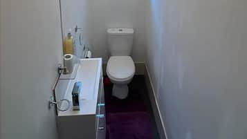 Douche, sèche-cheveux, serviettes fournies