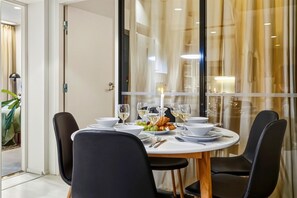Dining - 4BR | City Centre | Quiet Windows | Stockmann 50m (Helsinki)