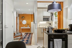 Fridge, microwave, oven, stovetop - 4BR | City Centre | Quiet Windows | Stockmann 50m (Helsinki)