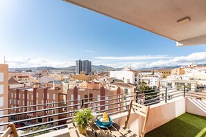 A balcony with a view of a cityscape, including buildings and mountains. - Apartment in the Historic Centre of Malaga (Málaga)