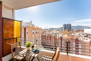 A balcony with a table, chairs, and a potted plant. - Apartment in the Historic Centre of Malaga (Málaga)