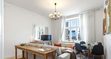 Quiet Courtyard | Design District | 200m tram/bus