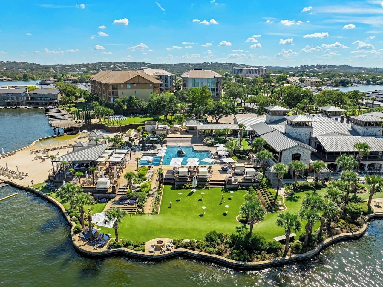 Um resort com piscina, quadras de tênis e um píer.