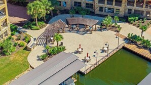 Ein Hotel mit Pool, Außenbereich und Innenhof.