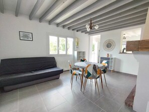 Fireplace - Warm and comfortable house for a peaceful and relaxing stay (Le Plessis-Grohan)