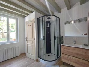 Shower, hair dryer, towels, soap - Warm and comfortable house for a peaceful and relaxing stay (Le Plessis-Grohan)
