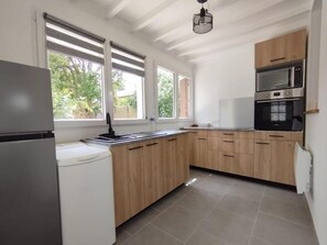 Private kitchen - Warm and comfortable house for a peaceful and relaxing stay (Le Plessis-Grohan)