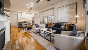 Una sala de estar moderna con sofá, mesa de centro y chimenea.
