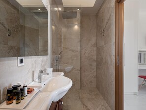 Bathroom - Gorgeous Villa for 8 Guests in Chania (Kissamos)