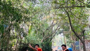 Dues persones en una canoa a un riu envoltat de vegetació densa.
