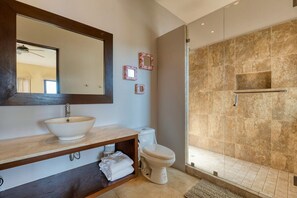Shower, hair dryer, towels, soap - 4BR. Best Location close to Town and Surfing (Sayulita)