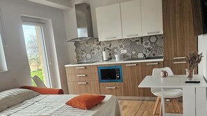 Quarto moderno com cama, almofadas e mesa de cabeceira.