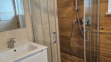Doccia, asciugacapelli, bidet, asciugamani