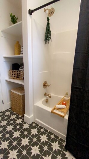 Dusche, Haartrockner, Handtücher, Seife