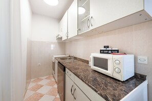 Fridge, oven, stovetop, electric kettle - Villa Nick-sunrise Deluxe Apartment (Konavle)