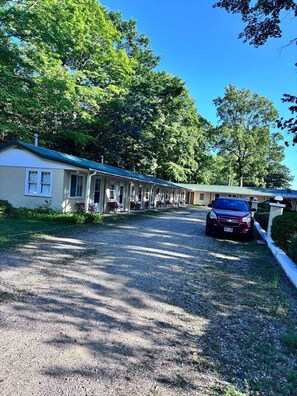 Exterior - Queen Studio Room in delightful Carp Lake with AC (Carp Lake)