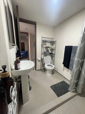 Shower, towels, soap, shampoo - Karmen Toluca (Toluca de Lerdo)