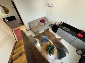 Habitación cuádruple, balcón | Zona de estar