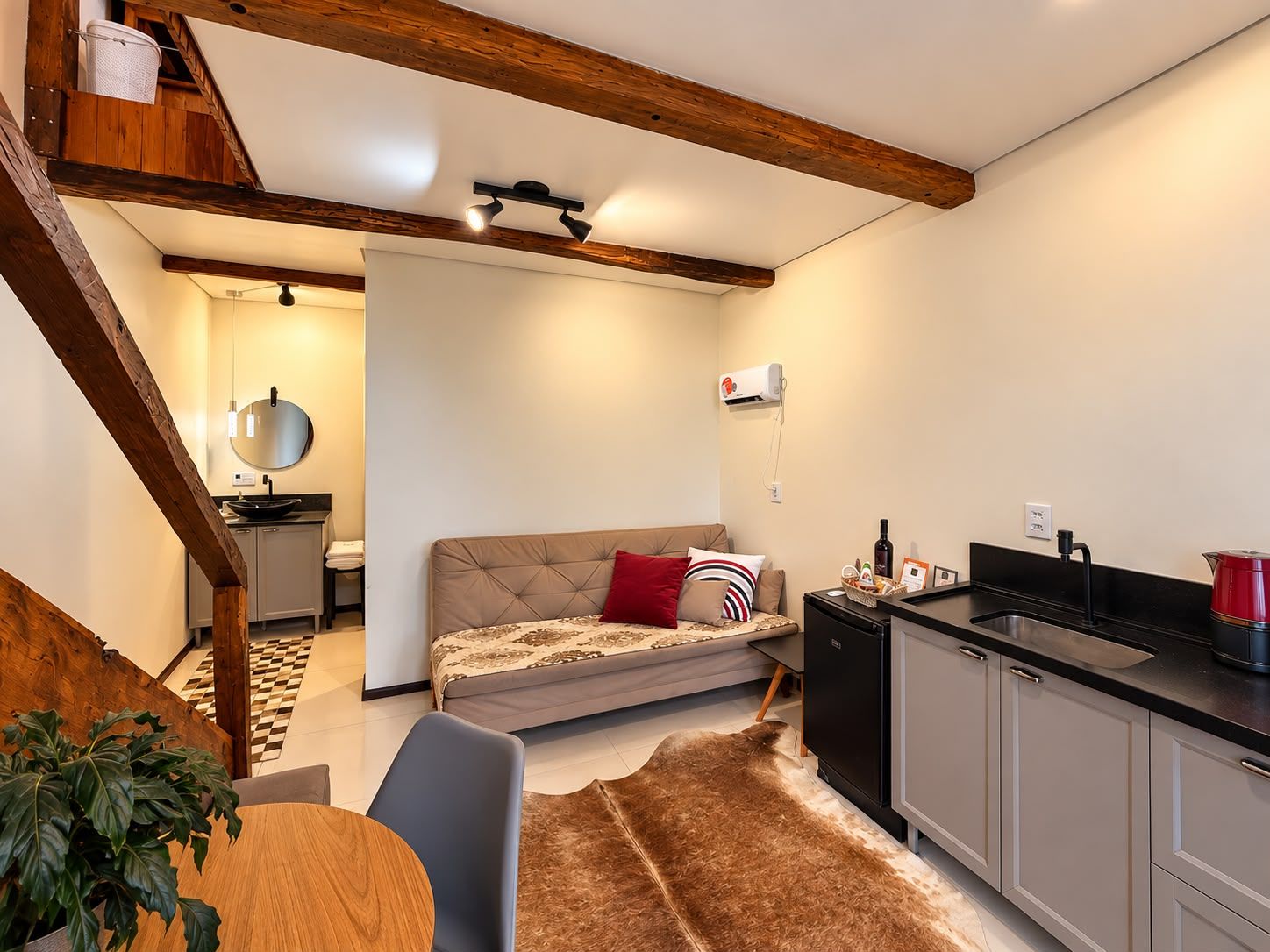 Un espacio moderno para vivir con sofá, mesa de comedor y área de cocina.