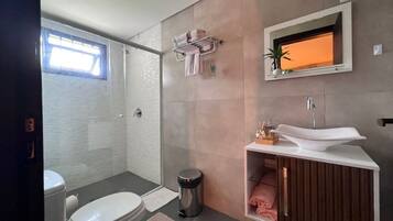 Chambre avec lits jumeaux | Salle de bain