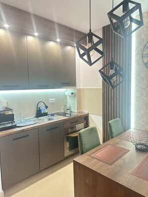 Deluxe Apartment, Balcony, Mountain View | Private kitchen | Fridge, coffee grinder, cookware/dishes/utensils, paper towels