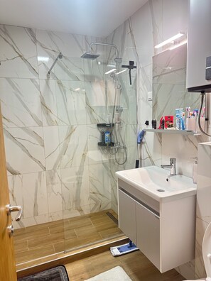 ดีลักซ์อพาร์ทเมนท์, ระเบียง, วิวภูเขา | ห้องน้ำ