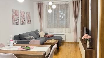 Deluxe-Apartment, Balkon, Bergblick | Wohnbereich