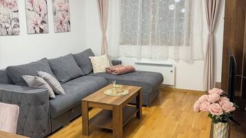 Deluxe-Apartment, Balkon, Bergblick | Wohnbereich