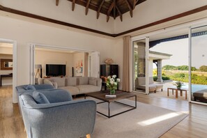 Living area - Charming 3-Bedroom Villa / Infinity Pool & Terrace (Bel Ombre)