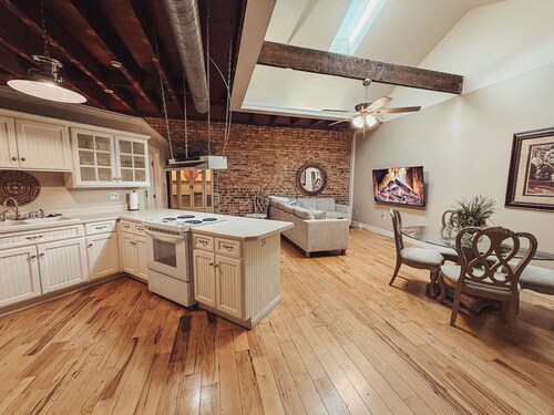 The Esquire - King Suite on Abbeville's Historic Square