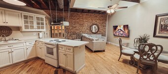 The Esquire - King Suite on Abbeville's Historic Square