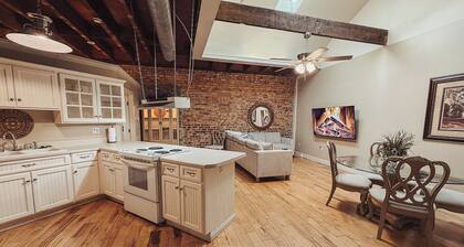 The Esquire - King Suite on Abbeville's Historic Square