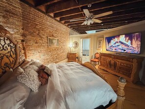 1 bedroom, iron/ironing board, free WiFi, bed sheets - The Esquire - King Suite on Abbeville's Historic Square (Abbeville)