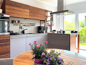 Fridge, microwave, oven, stovetop - Modern oasis of peace at the national park: nature, beach & Zingst - for 2 with dog (Zingst)