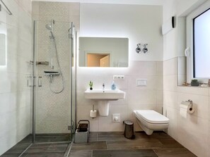 Shower, hair dryer, towels, soap - Modern oasis of peace at the national park: nature, beach & Zingst - for 2 with dog (Zingst)