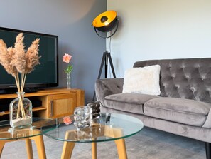 Smart TV, fireplace, books - Modern oasis of peace at the national park: nature, beach & Zingst - for 2 with dog (Zingst)