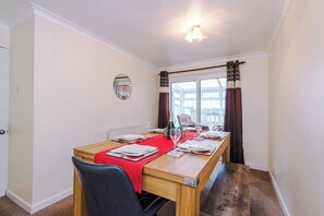 Dining - Snug 3BR House | Contractors | Parking | Pool Table (Rolleston-on-Dove)