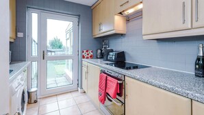 A kitchen with a double oven, a toaster, and a coffee maker. - Snug 3BR House | Contractors | Parking | Pool Table (Rolleston-on-Dove)
