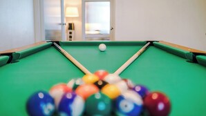 A pool table with balls in the foreground and a door in the background. - Snug 3BR House | Contractors | Parking | Pool Table (Rolleston-on-Dove)