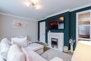 TV, fireplace, ping pong - Snug 3BR House | Contractors | Parking | Pool Table (Rolleston-on-Dove)