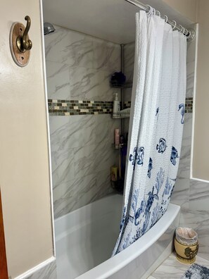 Secadora de cabello, toallas, jabón, shampoo