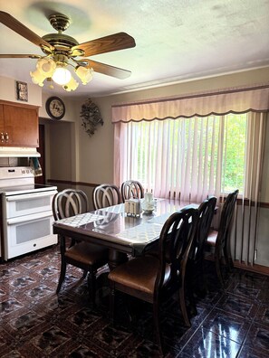 Dining - Charming 3-bedroom near Lake Michigan and less than 15 min from Mitchell airport (South Milwaukee)