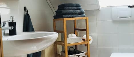 Hårtork, handdukar, tvål och toalettpapper