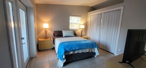 3 bedrooms, iron/ironing board, WiFi, bed sheets - Timeless 1959 Florida Farm-Style Home (Sarasota)