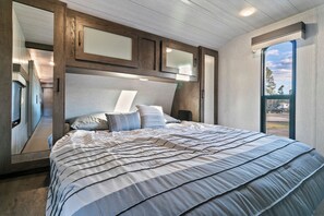Room - Cozy Camper with Canal access (Cross)