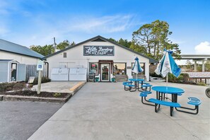 Outdoor dining - Cozy Camper with Canal access (Cross)