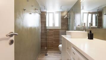Douche, sèche-cheveux, serviettes fournies, savon