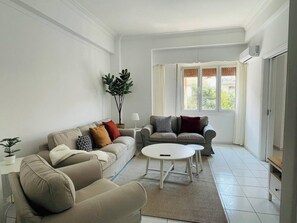 Smart TV - Family, Sunny safe & cozy choice 1 Km Athens 3 bedrms, 120 sq.m  1300 sq.ft 1st (Kesariani)