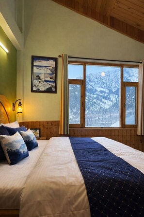5 bedrooms, free WiFi, bed sheets - Welcome to Golden Grove – your peaceful escape where comfort meets nature.” (Manali)